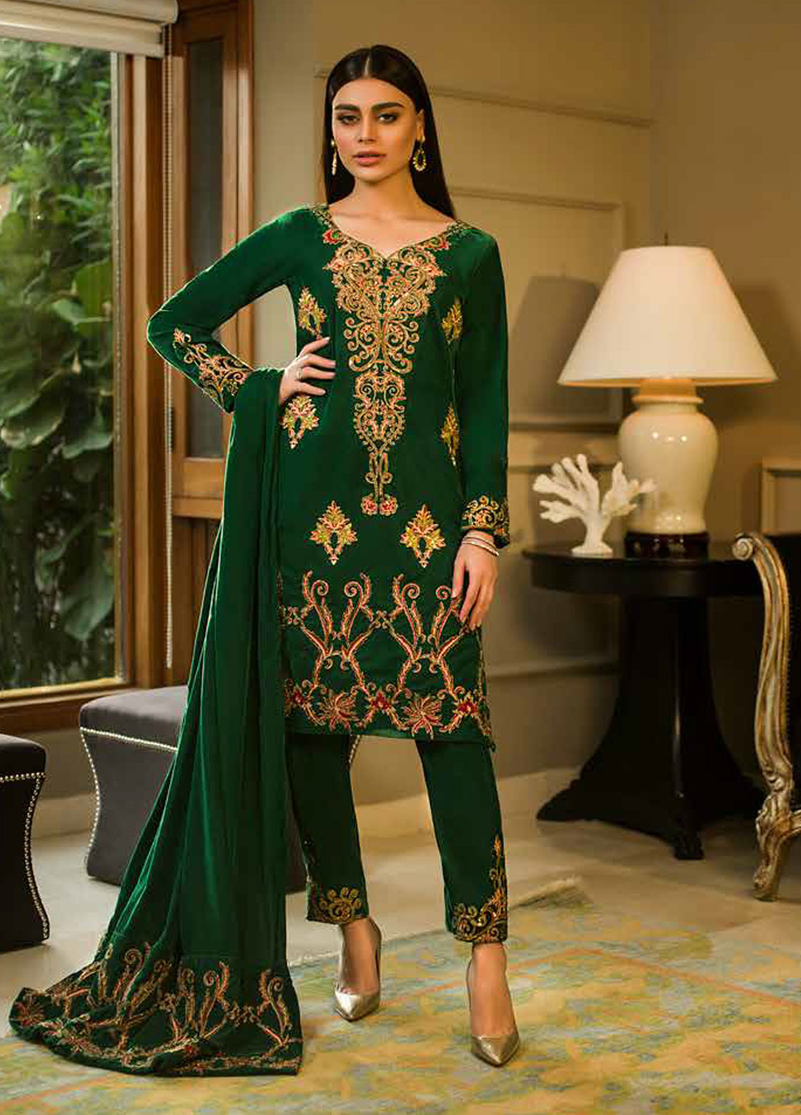 /2019/01/aamna-aqeel-embroidered-velvet-unstitched-3-piece-suit-aa18v-01-emerald-euphoria-a-velvet-romance-image1.jpeg