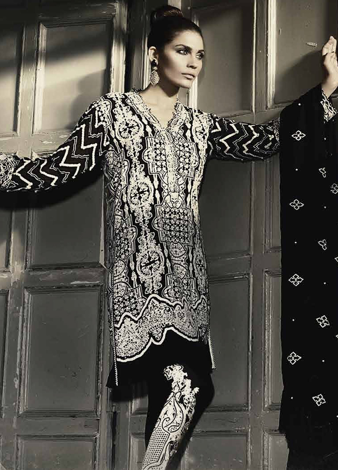 /2019/01/asim-jofa-embroidered-cotton-net-unstitched-3-piece-suit-aj18f-1b-festive-collection-image1.jpeg