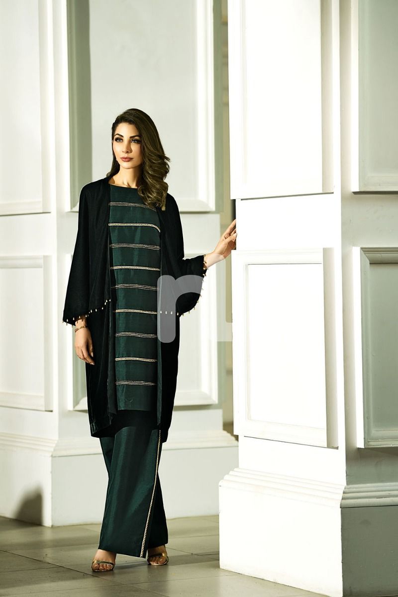 /2019/01/nishat-linen-kf-276-green-plain-formal-velvet-cape-shawl-1pc-image1.jpeg