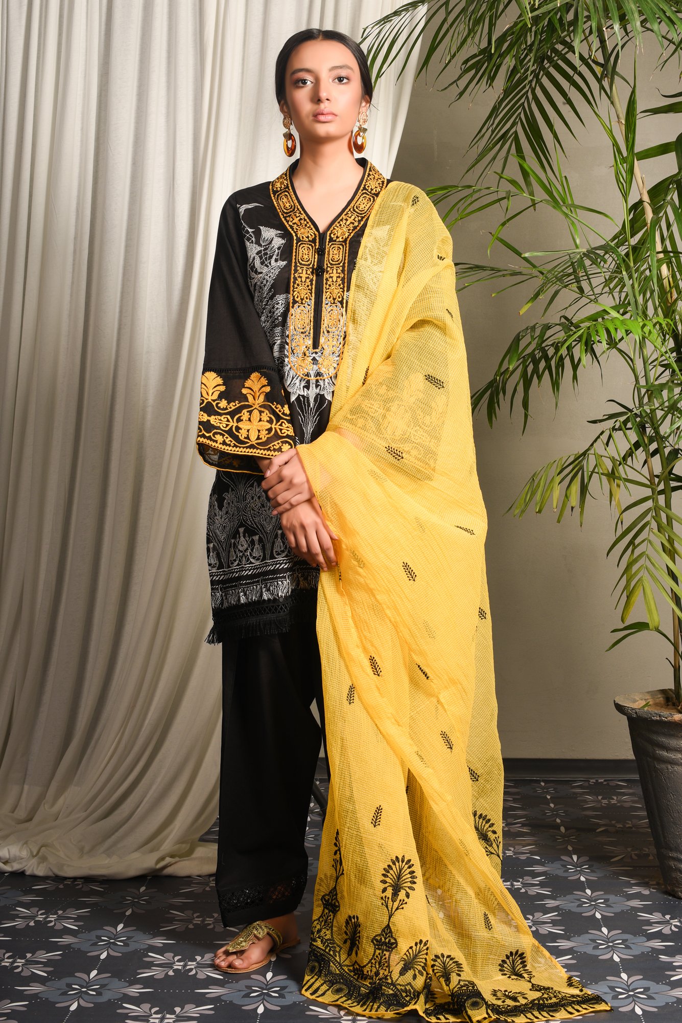 /2019/04/ethnic-by-outfitters-summer-collection-19-boutique-suitshirt-dupatta-wtb191888-image1.jpeg