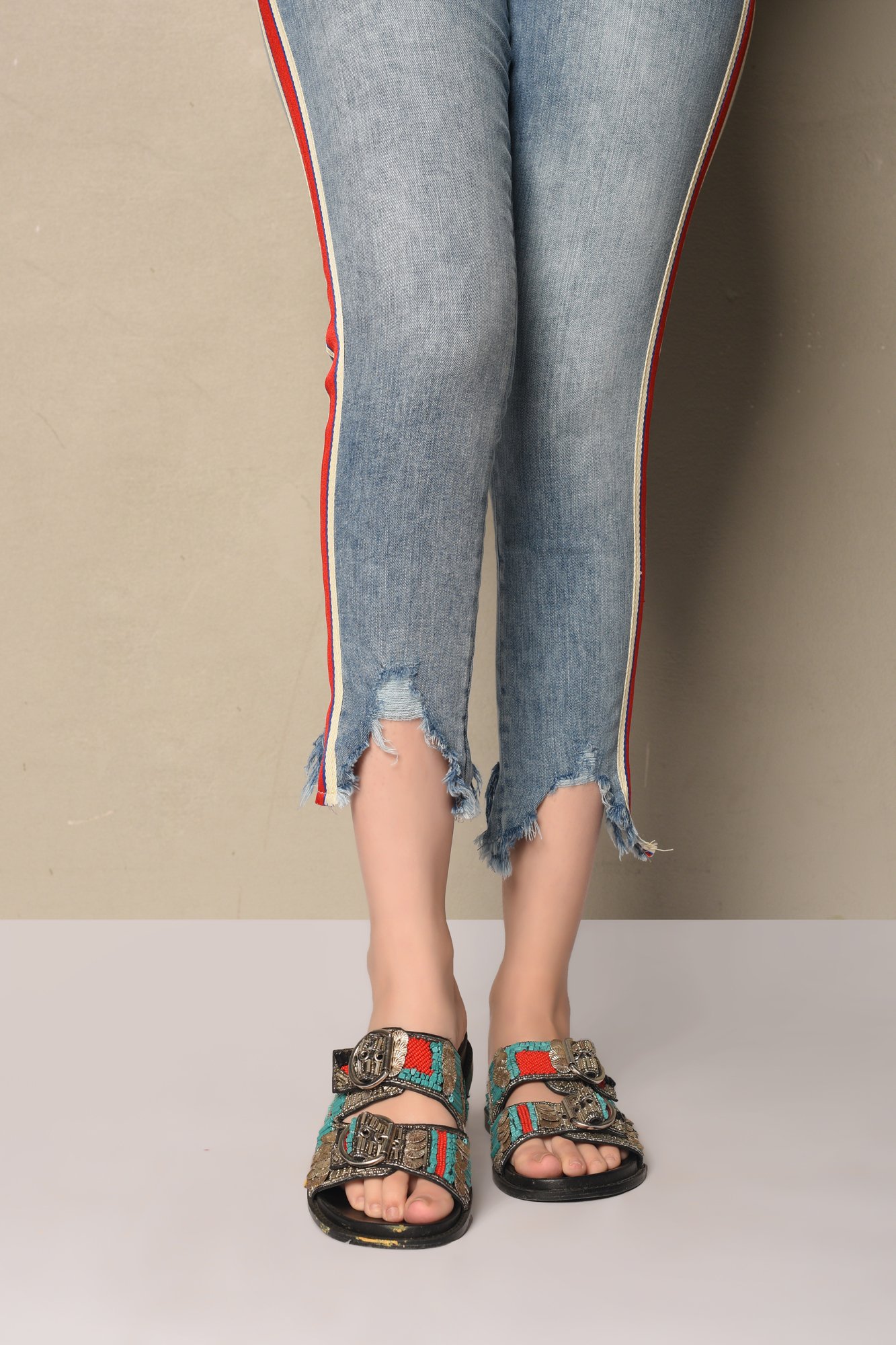 /2019/04/ethnic-by-outfitters-summer-collection-19-jeans-wbf191655-image1.jpeg