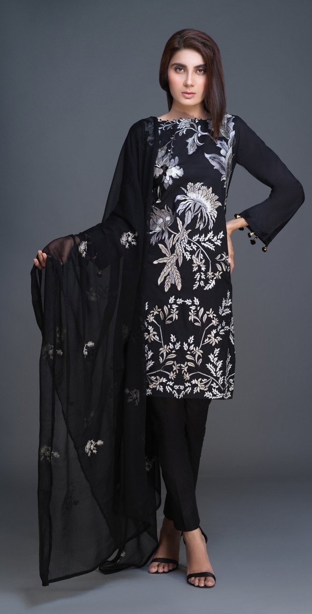 /2019/08/salitex-lawn-shirt-with-embroidered-front-embroidered-chiffon-dupatta-cambric-trouser-3pc-bw-06-image1.jpeg