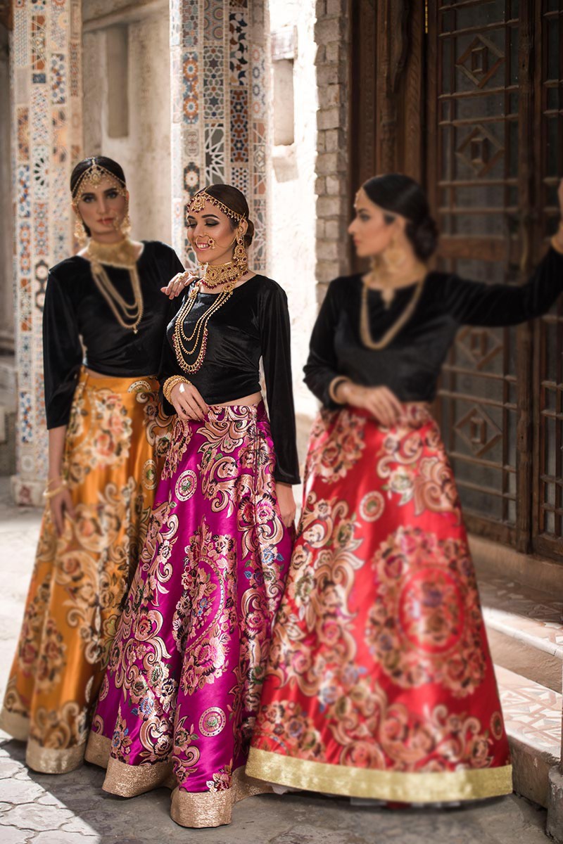 /2019/12/zahra-ahmad-luxury-pret-maharaani-hot-pink-image1.jpeg