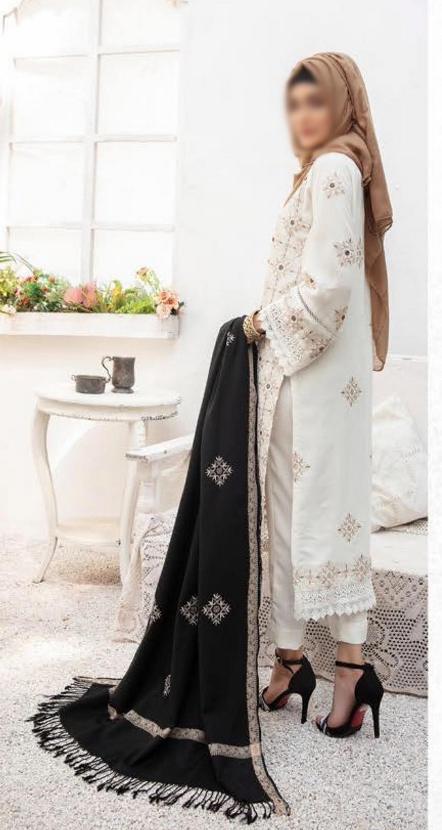/2021/11/gul-e-zar-embroidered-wool-collection-d-01-image2.jpg