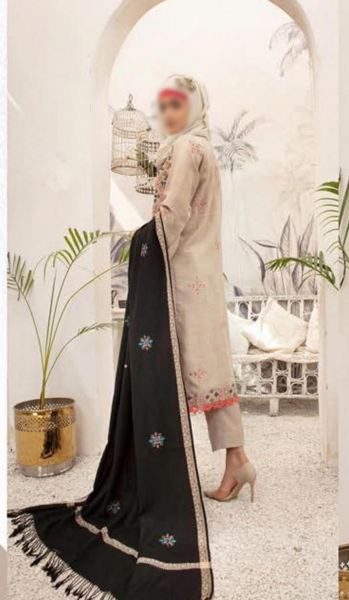 /2021/11/gul-e-zar-embroidered-wool-collection-d-06-image2.jpg