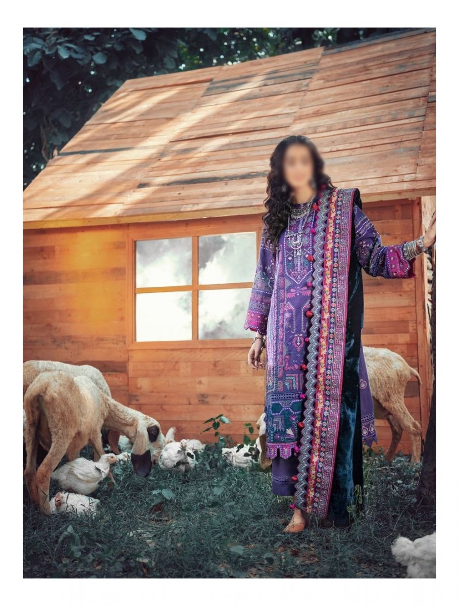 /2021/11/maryam-hussain-winter-shawl-collection21-d-capri-image1.jpeg