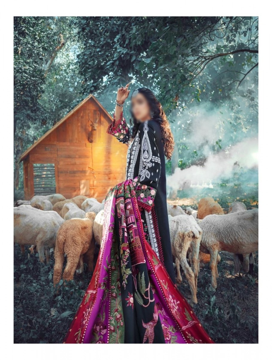 /2021/11/maryam-hussain-winter-shawl-collection21-d-napoli-image2.jpeg