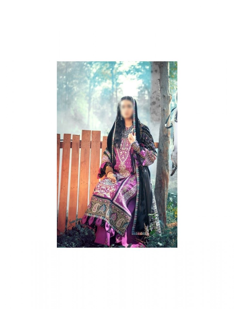 /2021/11/maryam-hussain-winter-shawl-collection21-d-tribal-image2.jpeg
