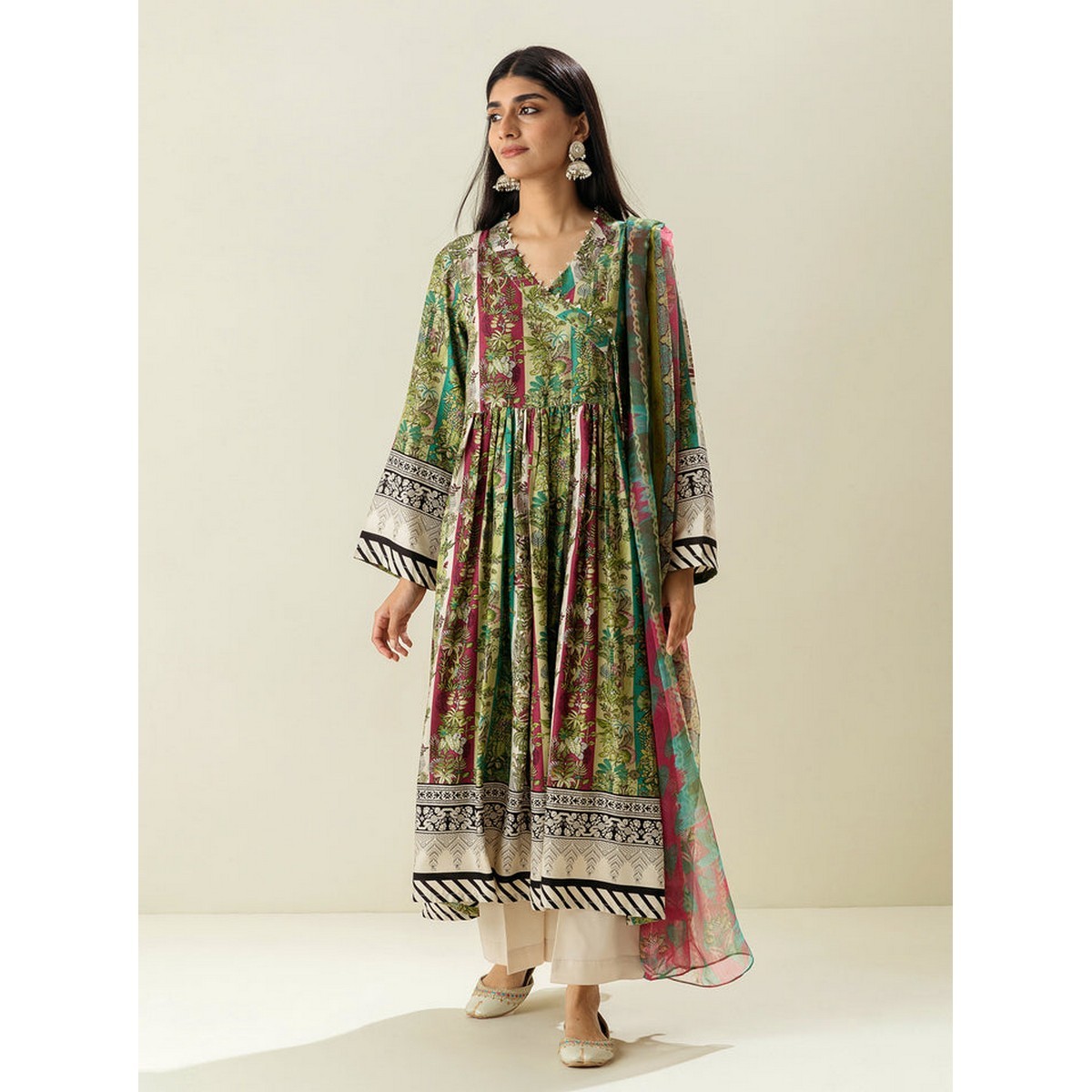 /2023/07/morbagh-by-beechtree-era-of-floral-printed-3-piece-lawn-400425446_pk-1934396277-image1.jpeg